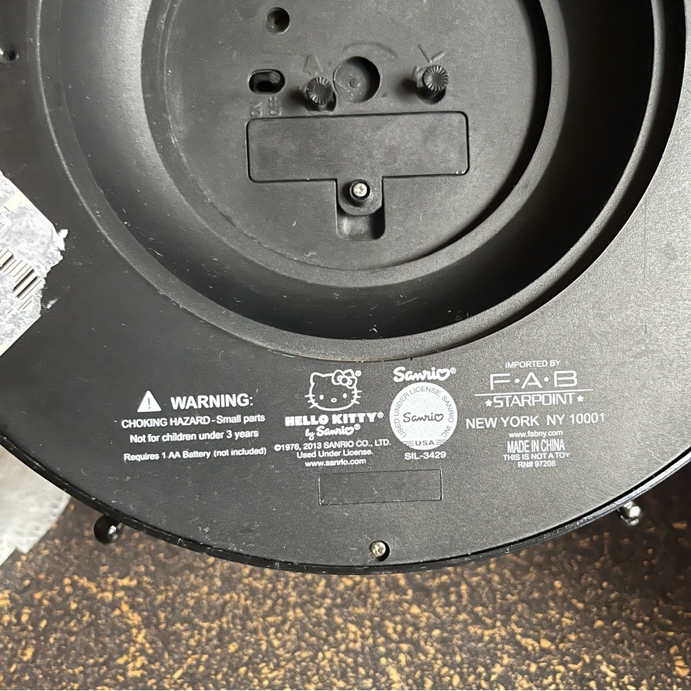 Hello Kitty Clock - Picture 4 of 9